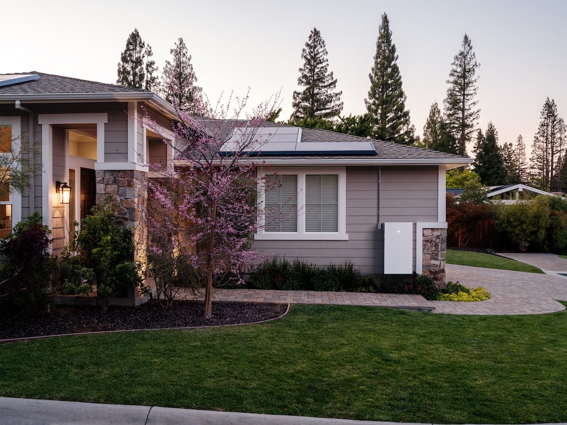 How Long Can a Home Battery Power Your House During an Outage?